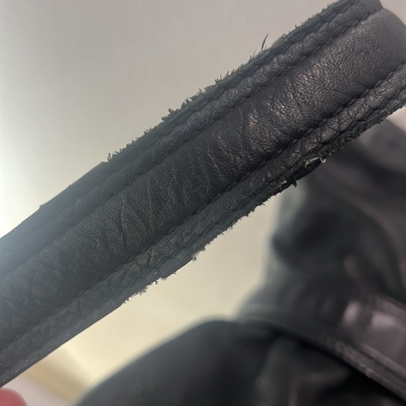 B Makowsky purse 100% Genuine leather very soft - black and gold hardware - Picture 10 of 13